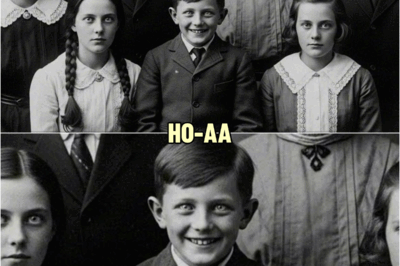 A Family Portrait in 1903 Seems Normal — Until You See the Youngest Child Grinning | HO!!