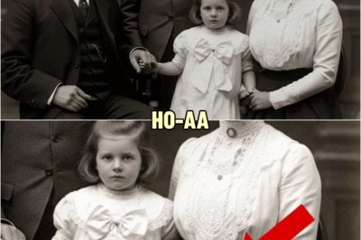 This 1914 Studio Photo Seems Harmless — Until You Notice What the Mother Hides in Her Hand | HO!!