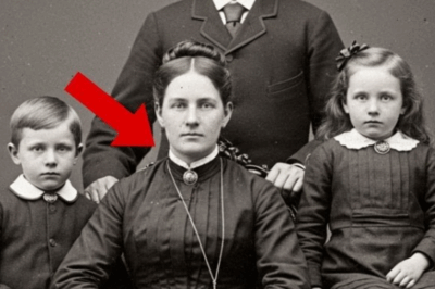 This 1901 Family Photo Looks Ordinary—But Zooming in on the Mother’s Neck Reveals a Macabre Story | HO