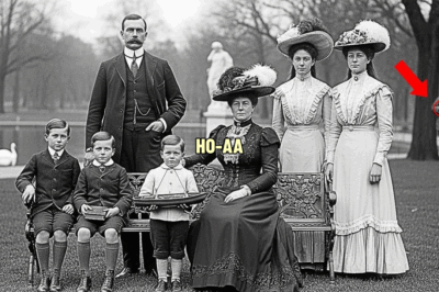 Historians restore a 1901 photograph — and discover what the child was holding on his wrist | HO~