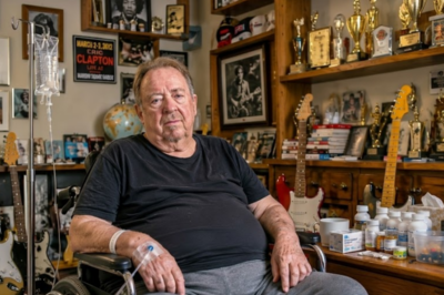 Watched Boz Scaggs go from selling out arenas to walking away at his peak. Then came a brutal divorce, a custody battle that drained years… and the kind of loss no parent survives unchanged. Just when you think he hit bottom, a wildfire erased everything. But how he lives now?